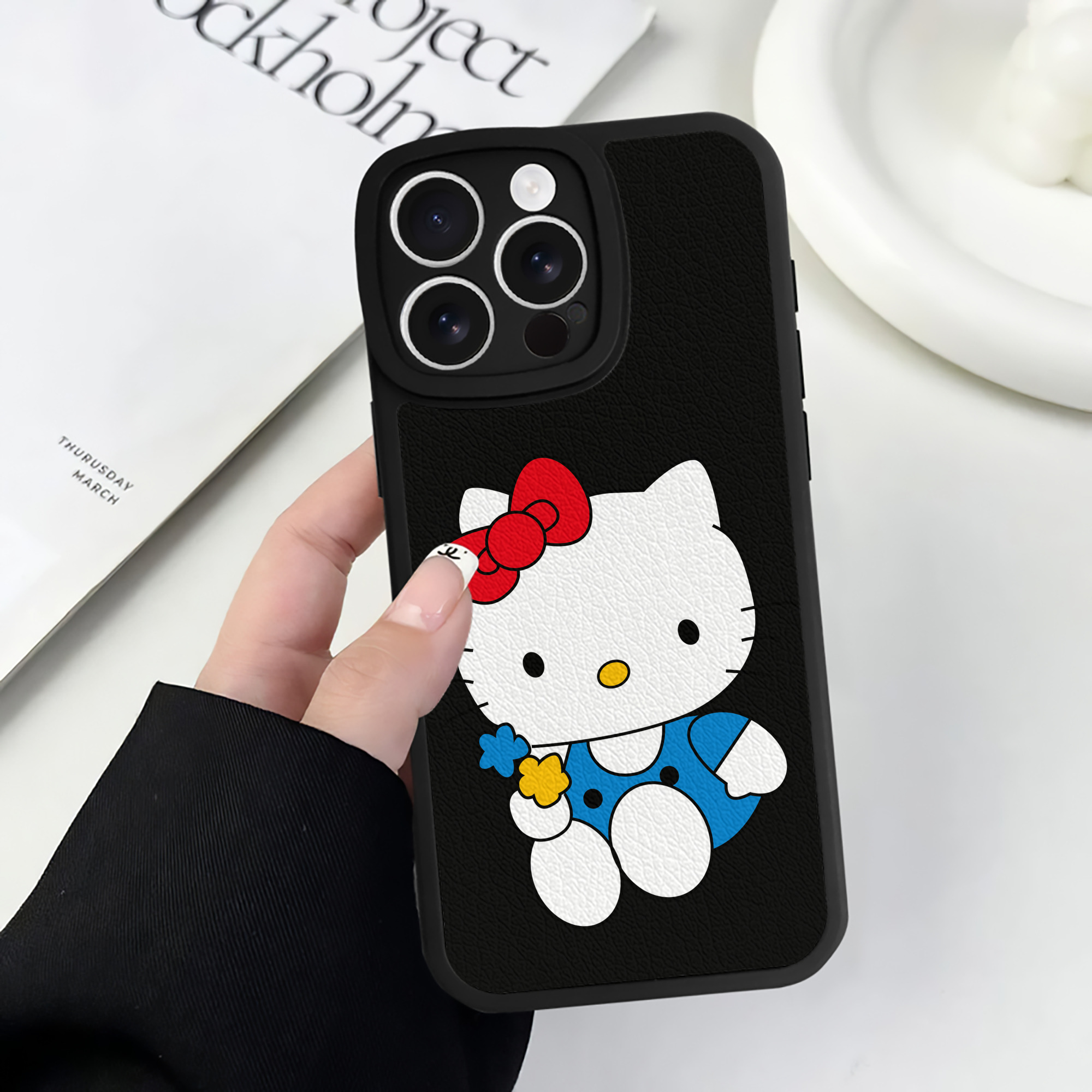 （画像用） Hello Kitty ハローキティ 【iPhone 16シリーズ対応】シリコンスマホケース（レザー調） 材質：シリコン